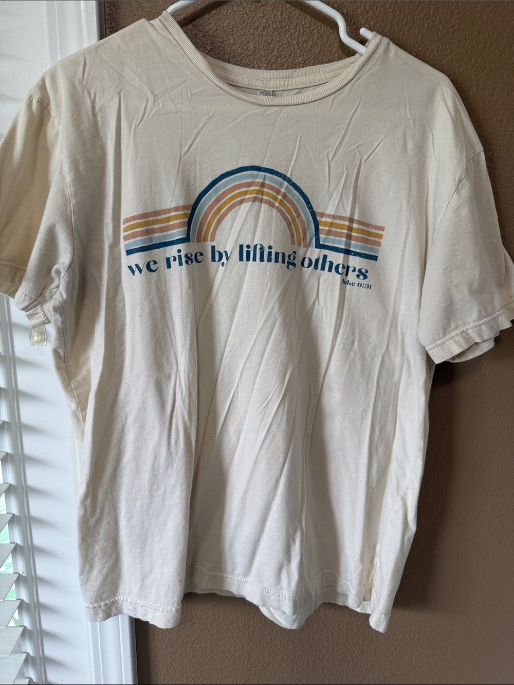 🥳 7/$10!! Cream Graphic Tee - 'We Rise By Lifting Others'